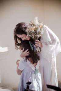 Novia abrazando en su boda