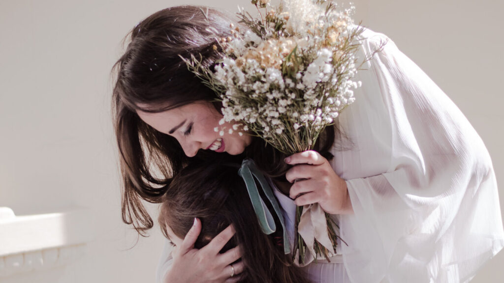 Novia abrazando a niña